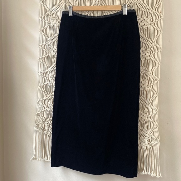Ann Taylor LOFT, black velvet midi pencil skirt, size Ten - Picture 1 of 6